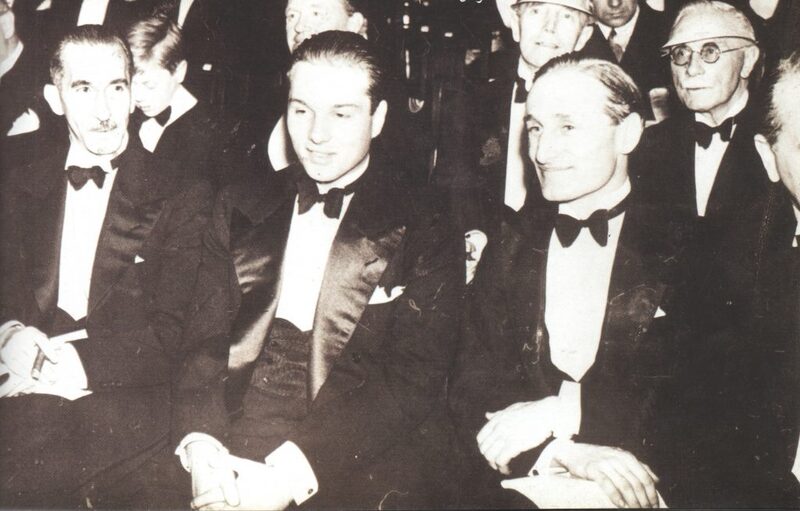 فاروق بصحبة أحمد حسنين اثناء فترة دراستة بلندن، اوائل عام 1936