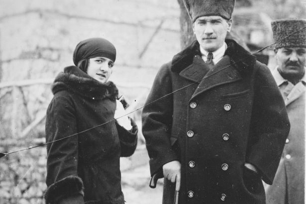 مصطفى كمال أتاتورك وزوجته لطيفة