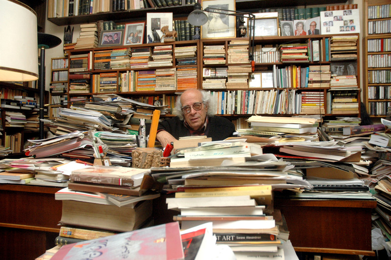 إدوار الخراط في مكتبته