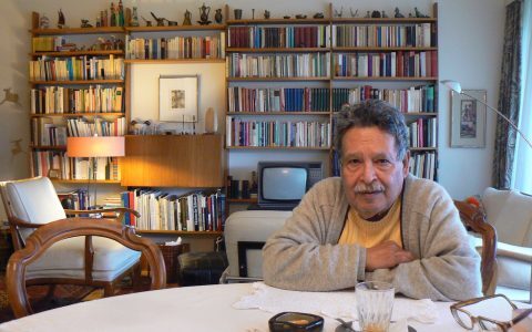 الروائي جميل عطية إبراهيم في بيته، تصوير يوسف ليمود